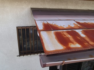 錆が広がる玄関トタン屋根