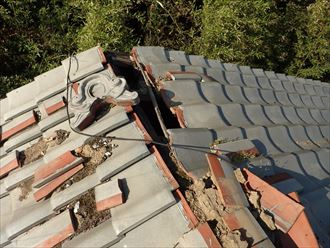 2階瓦屋根の棟崩壊