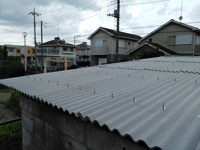 成田市本三里塚でプロパンガス庫の大波スレート屋根を葺き替え、施工後写真