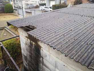 成田市本三里塚でプロパンガス庫の大波スレート屋根を葺き替え、施工前写真
