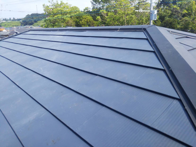 印旛郡栄町安食台にてスレート屋根をヒランビーで屋根カバー工法して雨漏り解消、施工後写真