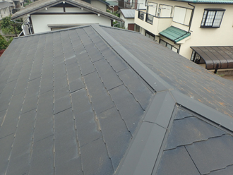 印旛郡栄町安食台にてスレート屋根をヒランビーで屋根カバー工法して雨漏り解消、施工前写真