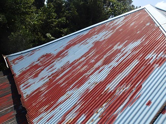 塗装の剥がれが顕著なトタン屋根
