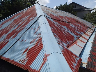 塗装が剥がれたトタン屋根