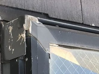天窓にシーリング材での補修跡