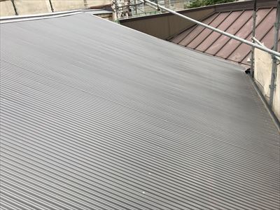 文京区本駒込の貸店舗にて築60年の瓦屋根を金属製波板へ葺き替え雨漏りを改善、施工後写真