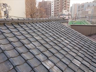 文京区本駒込の貸店舗にて築60年の瓦屋根を金属製波板へ葺き替え雨漏りを改善、施工前写真