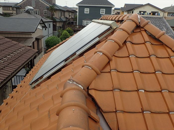 太陽光パネルが設置されている瓦屋根