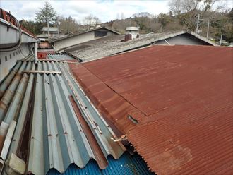 袖ヶ浦市三箇で、雨漏り修理として折半屋根カバーと屋根葺き替え工事を行いました、施工前写真