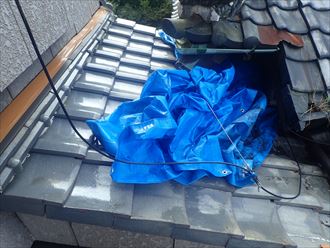 富津市八沼田で、新規屋根材ヒランビーを使用し屋根葺き替え工事を行い雨漏り修理を行いました、施工前写真