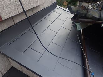 富津市八沼田で、新規屋根材ヒランビーを使用し屋根葺き替え工事を行い雨漏り修理を行いました、施工後写真