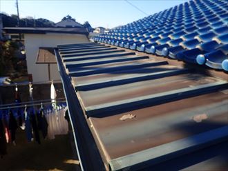 君津市中島で、劣化によって傷んだ銅板葺き屋根をガルバリウム鋼板で屋根葺き替え工事を行いました、施工前写真