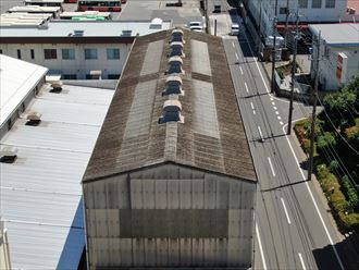 柏市高田にて雹災害を受けた工場屋根の屋根カバー工事を実施、リフレアルーフⅡ型（グレー）を使用致しました、施工前写真