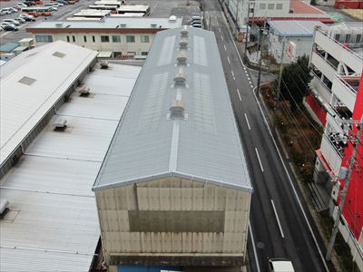 柏市高田にて雹災害を受けた工場屋根の屋根カバー工事を実施、リフレアルーフⅡ型（グレー）を使用致しました、施工後写真