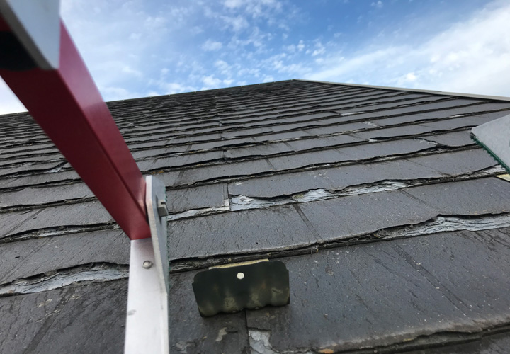 太陽光パネル設置の為に屋根を点検