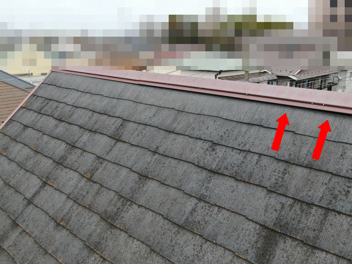 スレート屋根の棟板金の浮きを調査