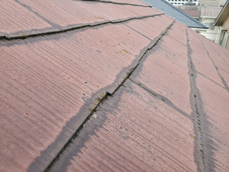 スレート屋根の塗膜が劣化し色褪せが発生