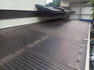 木更津市太田で、傷んだテラスの屋根材を耐久性の高いポリカで交換工事を行わせていただきました、施工前写真