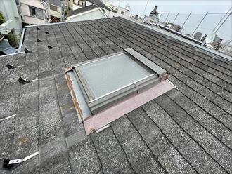 豊島区巣鴨にて雨漏りが発生している天窓の交換に伴う部分的な葺き替え工事を実施、施工前写真