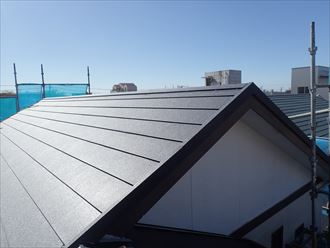 木更津市大和で、レサスを使用している屋根に金属屋根への葺き替え工事と破風板板金巻工事をを行いました、施工後写真