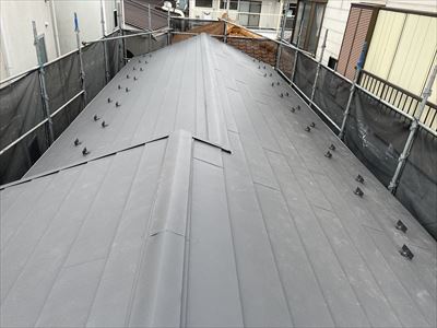 江東区北砂にてスーパーガルテクト（シェイドチャコール）を使用した屋根葺き替え工事を実施、施工後写真