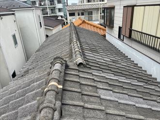 江東区北砂にてスーパーガルテクト（シェイドチャコール）を使用した屋根葺き替え工事を実施、施工前写真