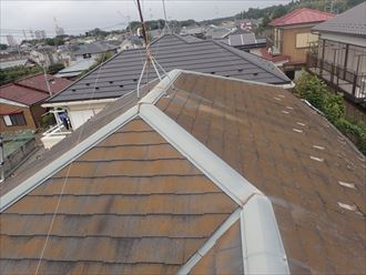 佐倉市臼井で、コロニアルネオが使用されている屋根への改修工事、屋根カバー工事を行いました、施工前写真