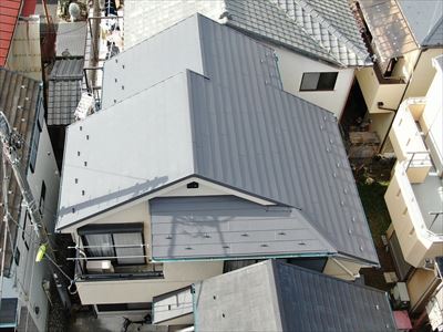 葛飾区南水元にて訪問業者に指摘を受けたスレート屋根をスーパーガルテクト（シェイドチャコール）を使用して屋根カバー工事を実施、施工後写真