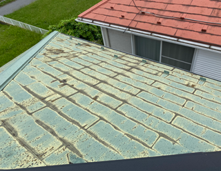 劣化や塗膜の剥がれが全体に発生しているスレート屋根