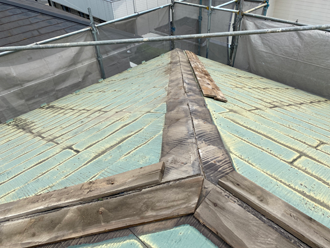 棟板金と貫板を撤去している屋根