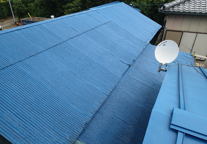 横浜市金沢区六浦にある青色の金属波板屋根のお住まい
