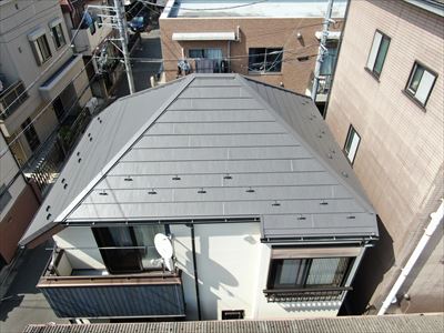江戸川区松島にてスーパーガルテクト（シェイドチャコール）を使用し屋根カバー工事を実施致しました、施工後写真