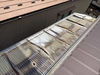 新宿区大久保にて劣化した塩化ビニル製の波板を耐久性の高いポリカーボネート製の波板へ交換工事を実施、施工前写真