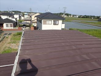 茂原市永田で、瓦棒屋根にニック金属のカバールーフ使用しての屋根カバー工事を行いました、施工前写真