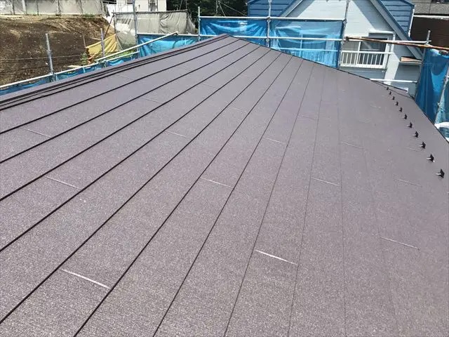 屋根カバー工法が完了した屋根