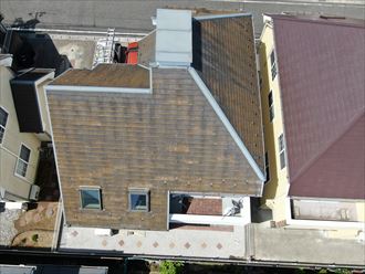 四街道市和良比で、急勾配屋根へ今後のメンテナンスを考え屋根カバー工事を行わせていただきました、施工前写真