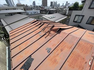 豊島区上池袋にて台風により捲れてしまった瓦棒葺き屋根をアールロック（ブラウン）を使用し葺き替え工事を実施、施工前写真