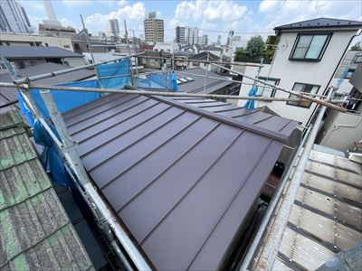豊島区上池袋にて台風により捲れてしまった瓦棒葺き屋根をアールロック（ブラウン）を使用し葺き替え工事を実施、施工後写真